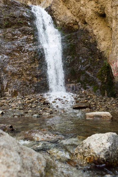 La primera cascada en el valle de Issyk-Ata. Obturador rápido — Foto de Stock