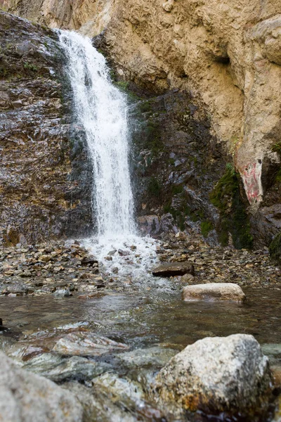 A primeira cachoeira no vale do Issyk-Ata. obturador rápido — Fotografia de Stock