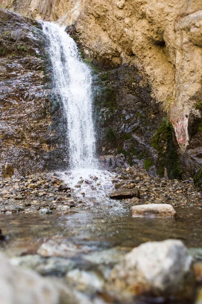 La primera cascada en el valle de Issyk-Ata. Obturador rápido — Foto de Stock
