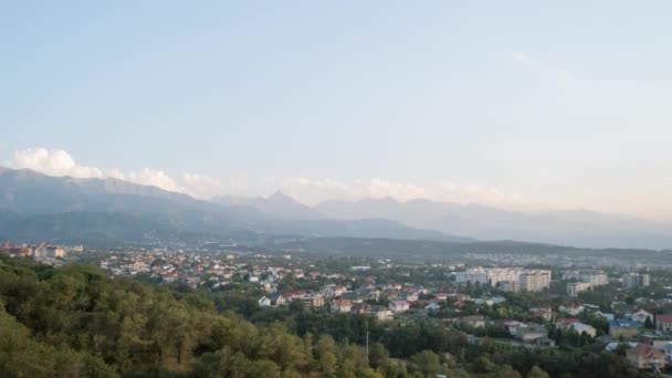 Ηλιοβασίλεμα πάνω από την πόλη του Αλμάτι — Αρχείο Βίντεο