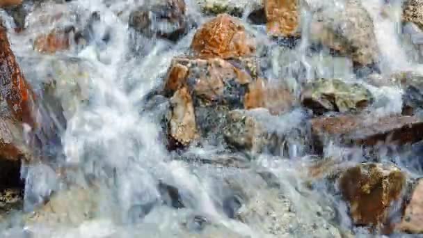 Klart vatten kör över stenar — Stockvideo