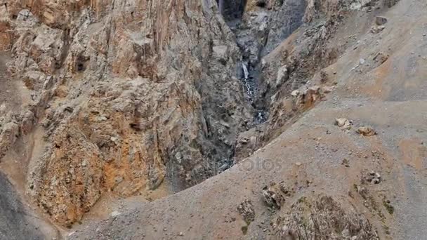 Oberer Wasserfall der Barskoon-Schlucht — Stockvideo