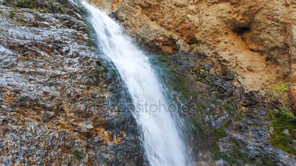 Водопад в долине Иссык-Аты — стоковое видео