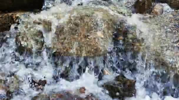 Helder water loopt over de stenen — Stockvideo