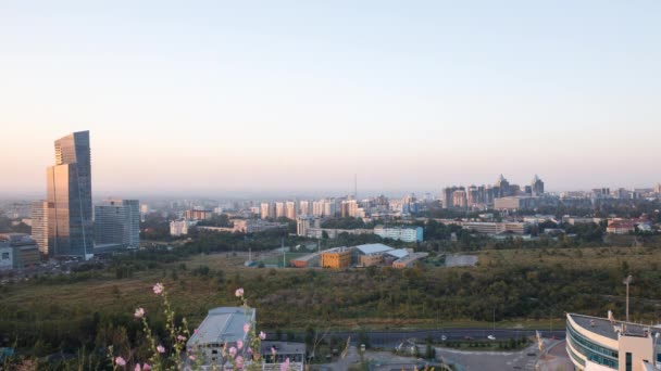 Coucher de soleil sur la ville d'Alma Ata — Video