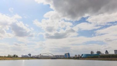 Astana köprüsünün bulutlar hareket ile