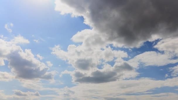 Nubes esponjosas moviéndose en el cielo — Vídeo de stock