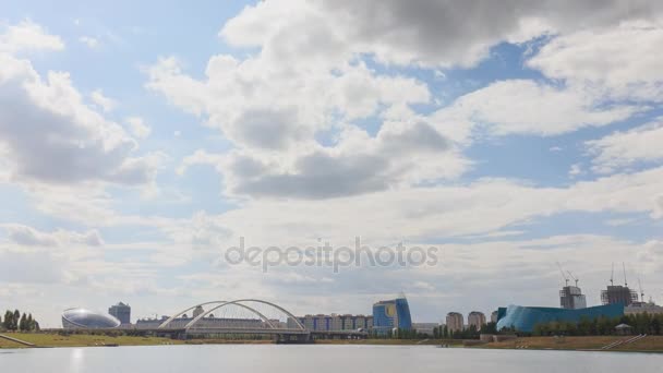 Puente Astana con nubes en movimiento — Vídeos de Stock