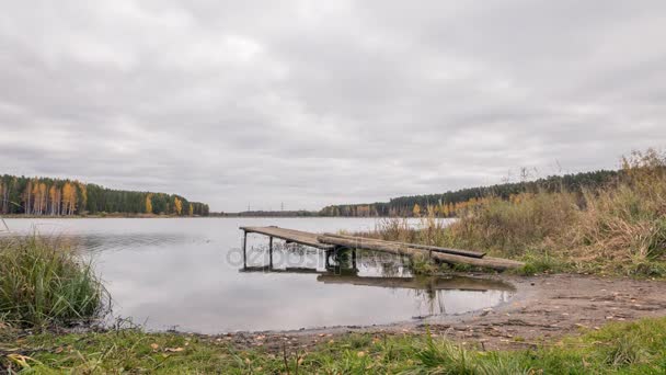 Muelle de madera en el lago — Vídeo de stock