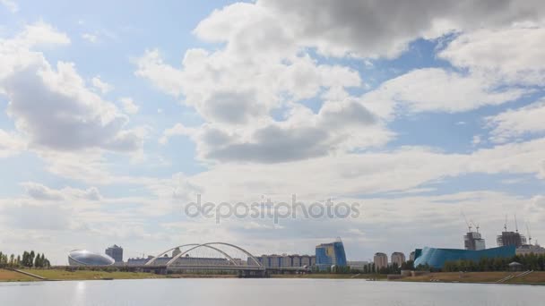 Astana-Brücke mit beweglichen Wolken — Stockvideo