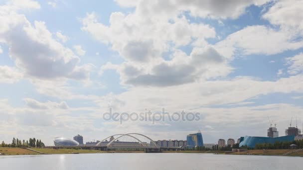 Astana brug met bewegende wolken — Stockvideo