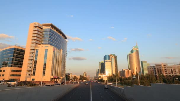 Stadsverkeer van Kunaev Avenue — Stockvideo