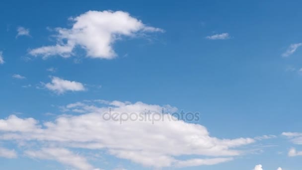 Пухнасті хмари, що рухаються в небі — стокове відео