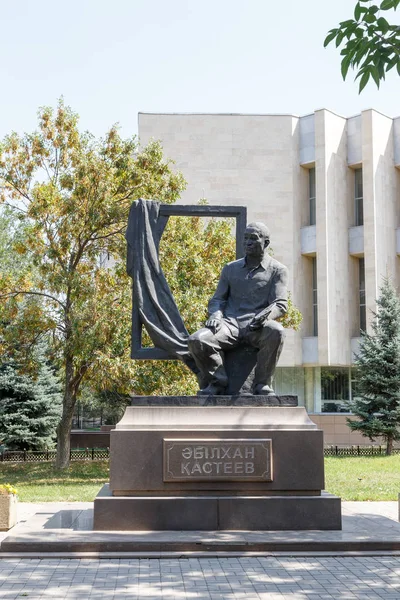 Almaty, Kazajstán - 29 de agosto de 2016: Monumento Kasteev Abylkhan —  Fotos de Stock