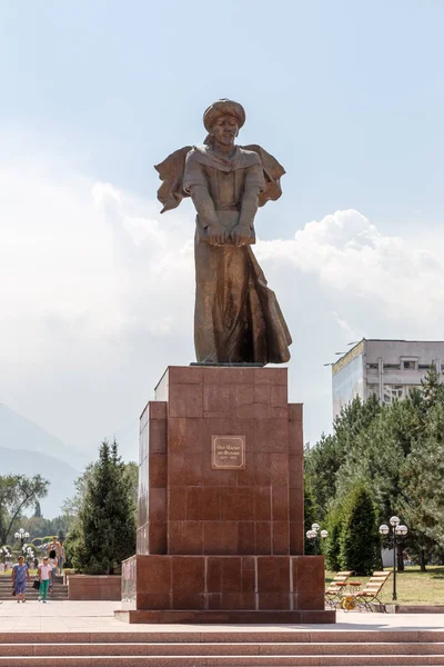 Almaty, Cazaquistão - 29 de agosto de 2016: Al-Farabi University. Monu. — Fotografia de Stock