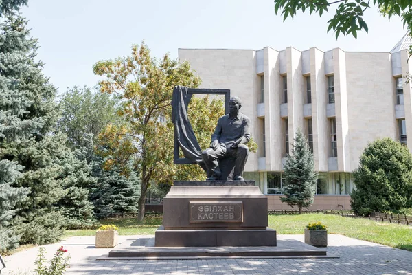 Almaty, Kasachstan - 29. August 2016: Denkmal kasteev abylkhan — Stockfoto