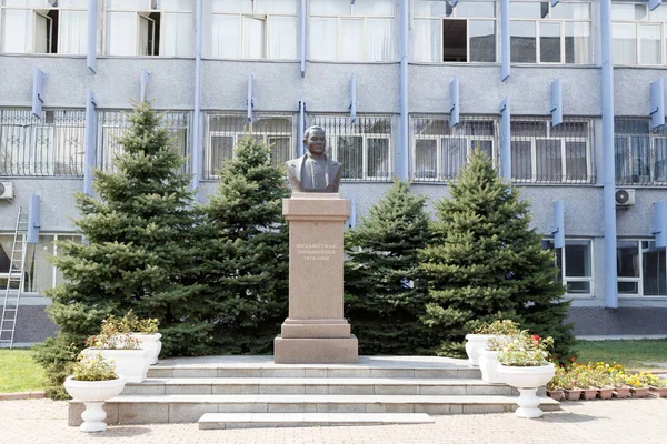 Almatı, Kazakistan - 29 Ağustos 2016: Tynyshpaev büstü, Mukhamedz — Stok fotoğraf