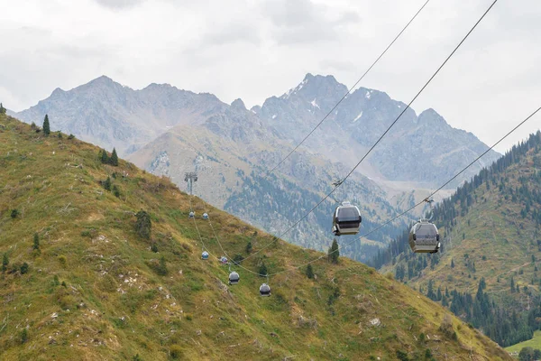 Almaty, Kazajstán - 30 de agosto de 2016: teleférico Medeo-Chimbulak . — Foto de Stock