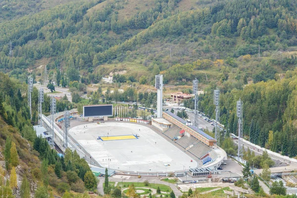 Almaty, Kazajstán - 30 de agosto de 2016: pista de patinaje de alta montaña — Foto de Stock