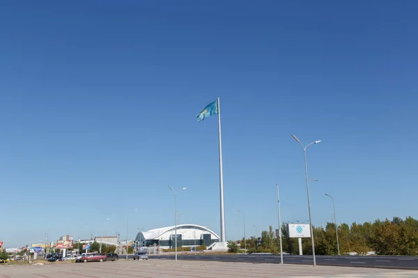 Karaganda, Cazaquistão - 1 de setembro de 2016: O mastro da bandeira com um f — Fotografia de Stock