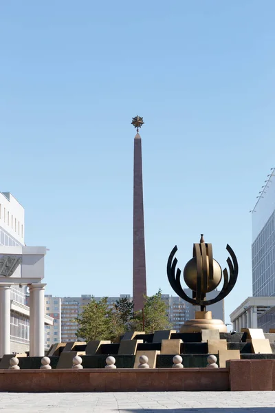 Karaganda, Kazajstán - 1 de septiembre de 2016: Victoria de Stella. Establecido en honor del 60º aniversario de la Victoria en la Gran Guerra Patria de 1941-1945 . —  Fotos de Stock