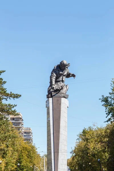 苏联 Nurken Abdirova 的英雄纪念碑。铸铁雕塑 — 图库照片