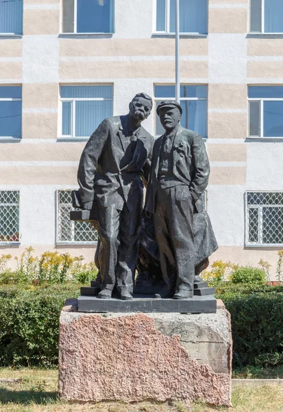 Karaganda, Kazakhstan - September 1, 2016: Monument VI Lenin and — Stock Photo, Image