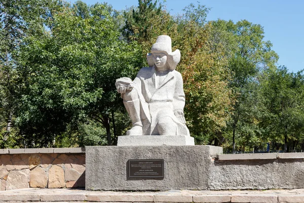 Караганда, Казахстан - 1 сентября 2016 года: Памятник Аппаку Байже — стоковое фото