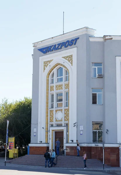 Karaganda, Kazachstán - 1. září 2016: Kazpost v budování — Stock fotografie