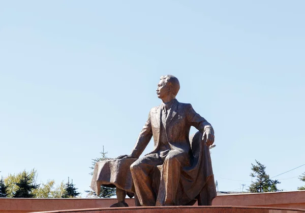 Karaganda, Kazachstan - 1 września 2016: Pomnik S.Seifullin — Zdjęcie stockowe