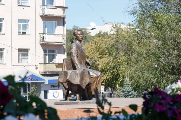 Karaganda, Kazajstán - 1 de septiembre de 2016: Monumento Seifullin —  Fotos de Stock