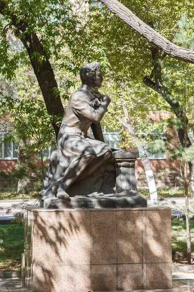 Караганда, Казахстан - 1 сентября 2016 года: Памятник А.С. Пушкину — стоковое фото