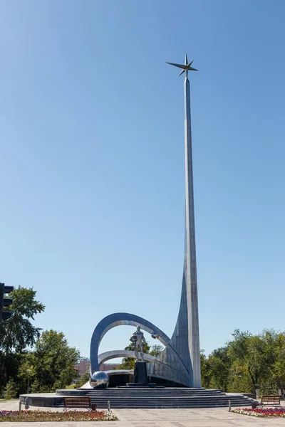 Karaganda, Kazajstán - 1 de septiembre de 2016: Monumento al espacio en — Foto de Stock