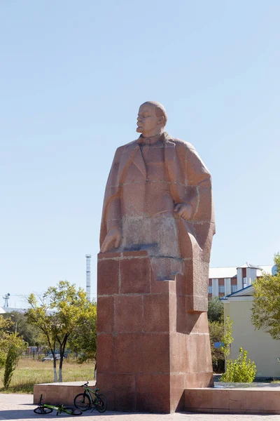 Караганда, Казахстан - 1 сентября 2016 года: Памятник В.И. Ленину — стоковое фото