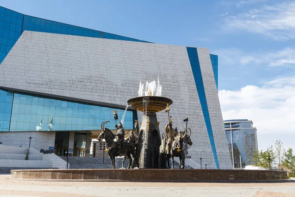 Астана, Казахстан - 3 сентября 2016 г.: Фонтан у Нати — стоковое фото