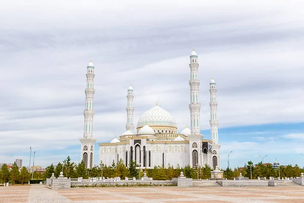 Astana, Kasachstan - 3. September 2016: Hazrat Sultan Moschee auf — Stockfoto