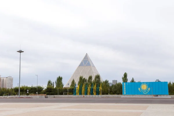 Astana, Kazajstán - 3 de septiembre de 2016: Palacio de la Paz y el Reco — Foto de Stock