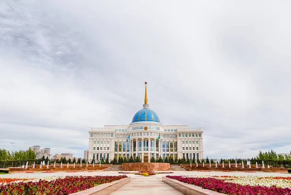 Astana, Kazakistan - 3 Eylül 2016: Cumhurbaşkanlığı Sarayı PIYANGOSU — Stok fotoğraf