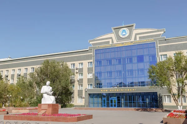 Astana, Kazakhstan - 4 septembre 2016 : Monument de S.Seifullin — Photo