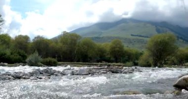 Dağ nehir Chon-Ak-Suu