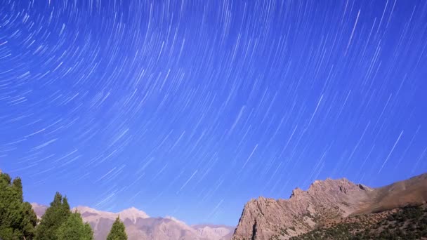 Rastros de estrellas similares a meteoritos — Vídeo de stock