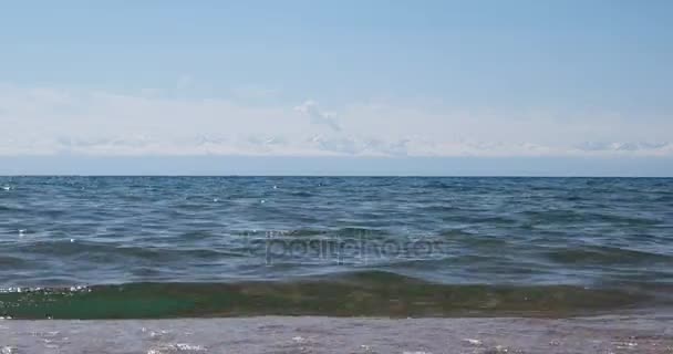 イシククリ湖でサーフィンします。 — ストック動画