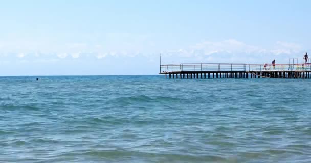 Águas do lago Issyk-Kul — Vídeo de Stock