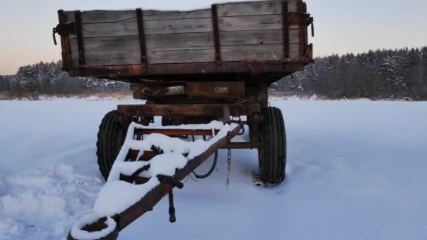 Carro tractor viejo en la nieve — Vídeos de Stock