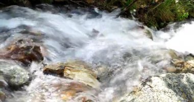 Temiz su taşların üzerinde çalışan