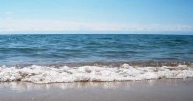 Göl Issyk-Kul üzerinde sörf 