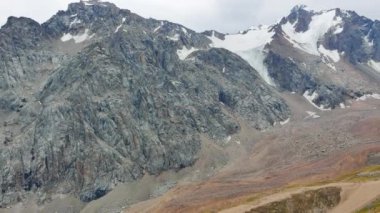 Dağ zirveleri ve pass Şimbulak