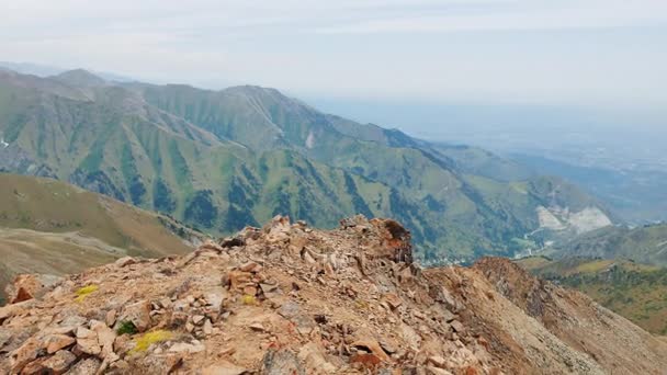 Bergtoppen van Almaty — Stockvideo