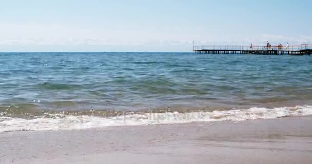 Wateren van het meer Issyk-Kul — Stockvideo