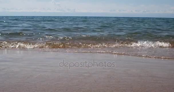 Surf no Lago Issyk-Kul — Vídeo de Stock